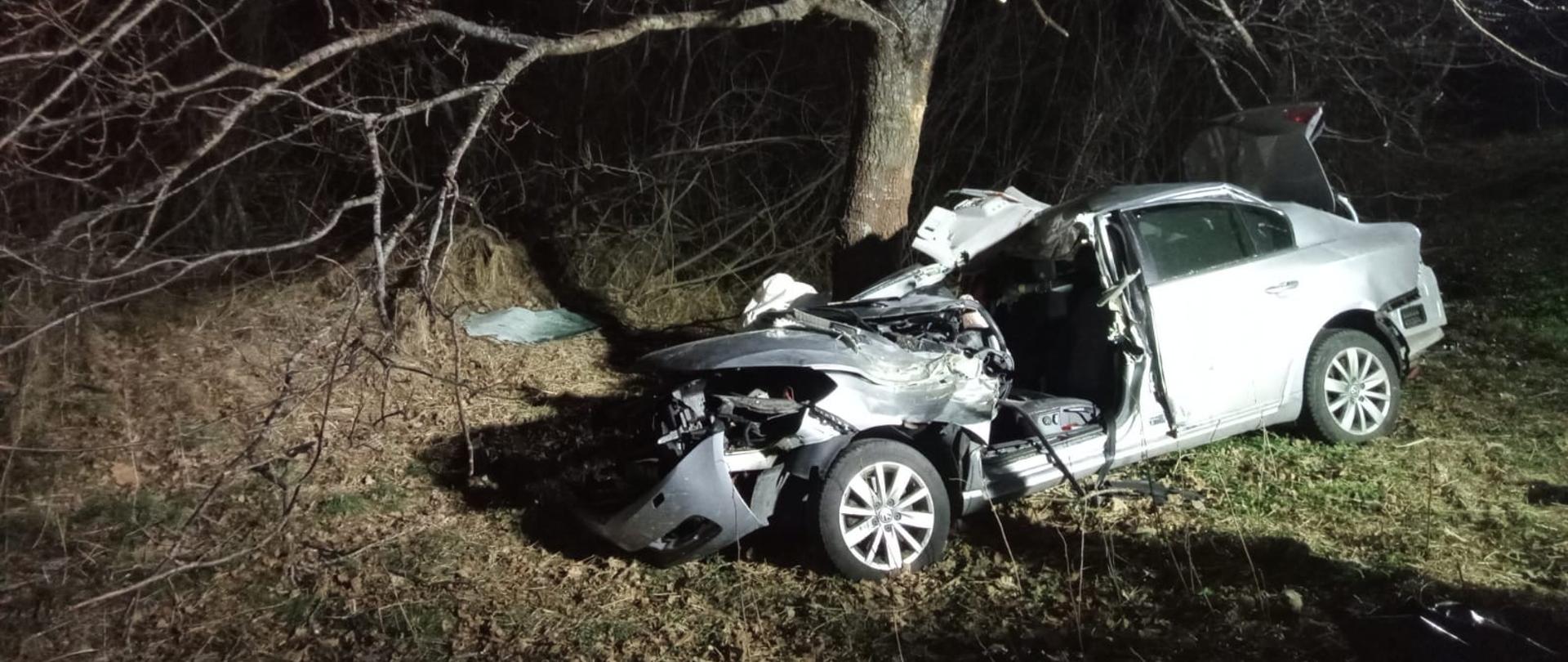 Rozbity samochód osobowy 