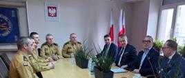 Spotkanie w sali konferencyjnej w siedzibie KM PSP m.st. Warszawy przedstawicieli Polskich Portów Lotniczych S.A. z Komendantem Miejskim PSP m.st. Warszawy st. bryg. Romanem Krzywcem, zastępcą komendanta st. bryg. Sławomirem Sierpatowskim oraz przedstawicielami Kierowników Komórek Organizacyjnych.