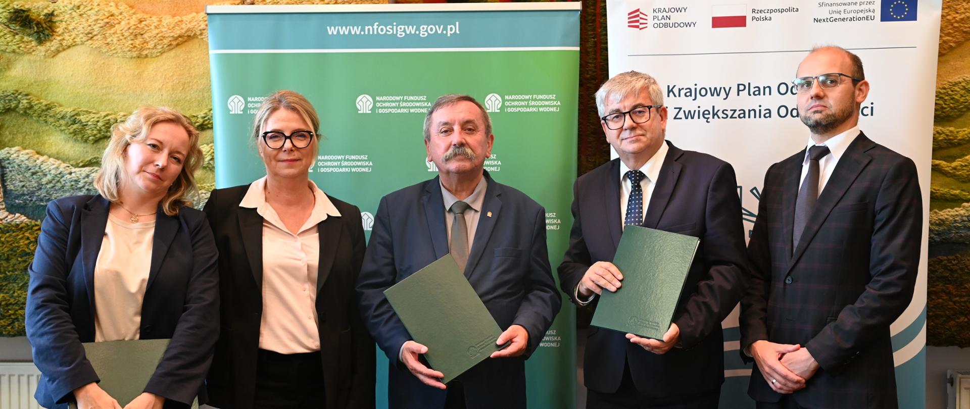 Na zdjęciu od lewej strony: Ewa Podgórska Departament Efektywności Energetycznej, Józef Matysiak - zastępca prezesa zarządu, Katarzyna Jastrzemska - dyrektor Departamentu Efektywności Energetycznej, Andrzej Fijał – Wójt Gminy Radgoszcz, Michał Wolak – Przewodniczący Rady Gminy Radgoszcz