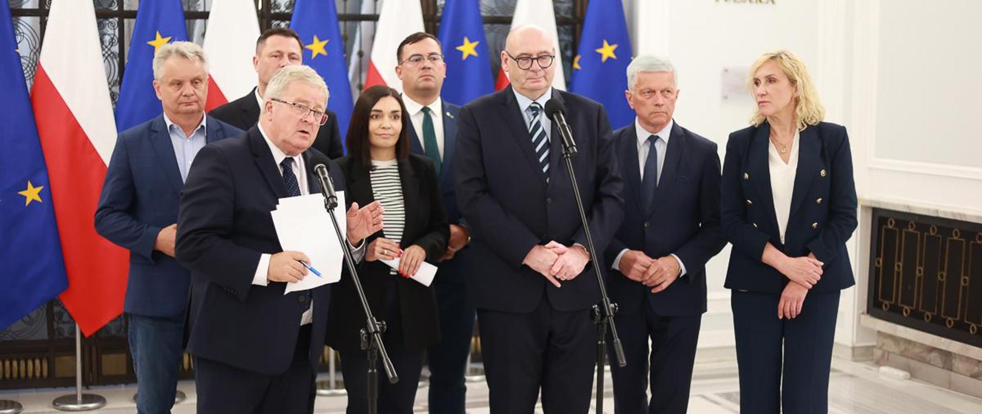 Minister Czesław Siekierski przemawia podczas konferencji prasowej w Sejmie (fot. Krzysztof Niedziela)