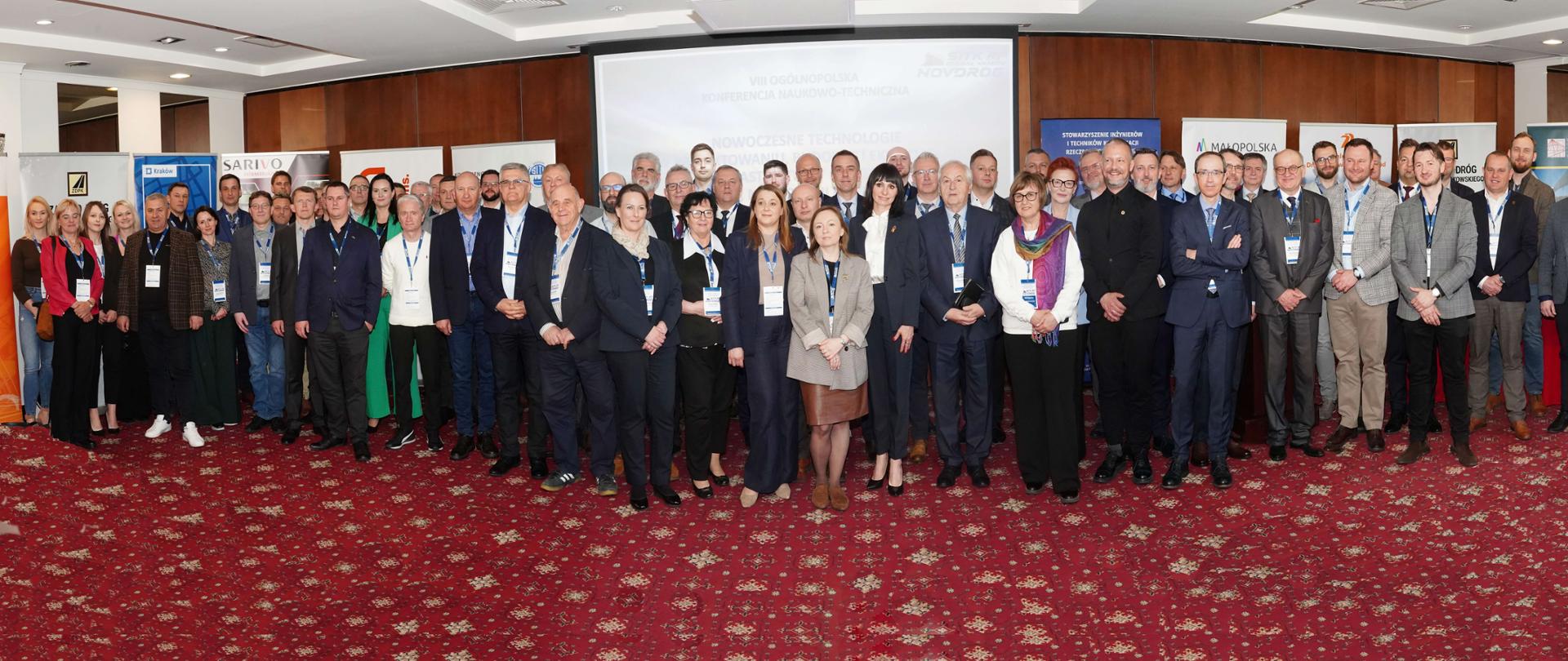 Zdjęcie grupowe uczestników VIII edycji Konferencji NOVDROG wykonane w miejscu konferencji - podkrakowskich Niepołomicach