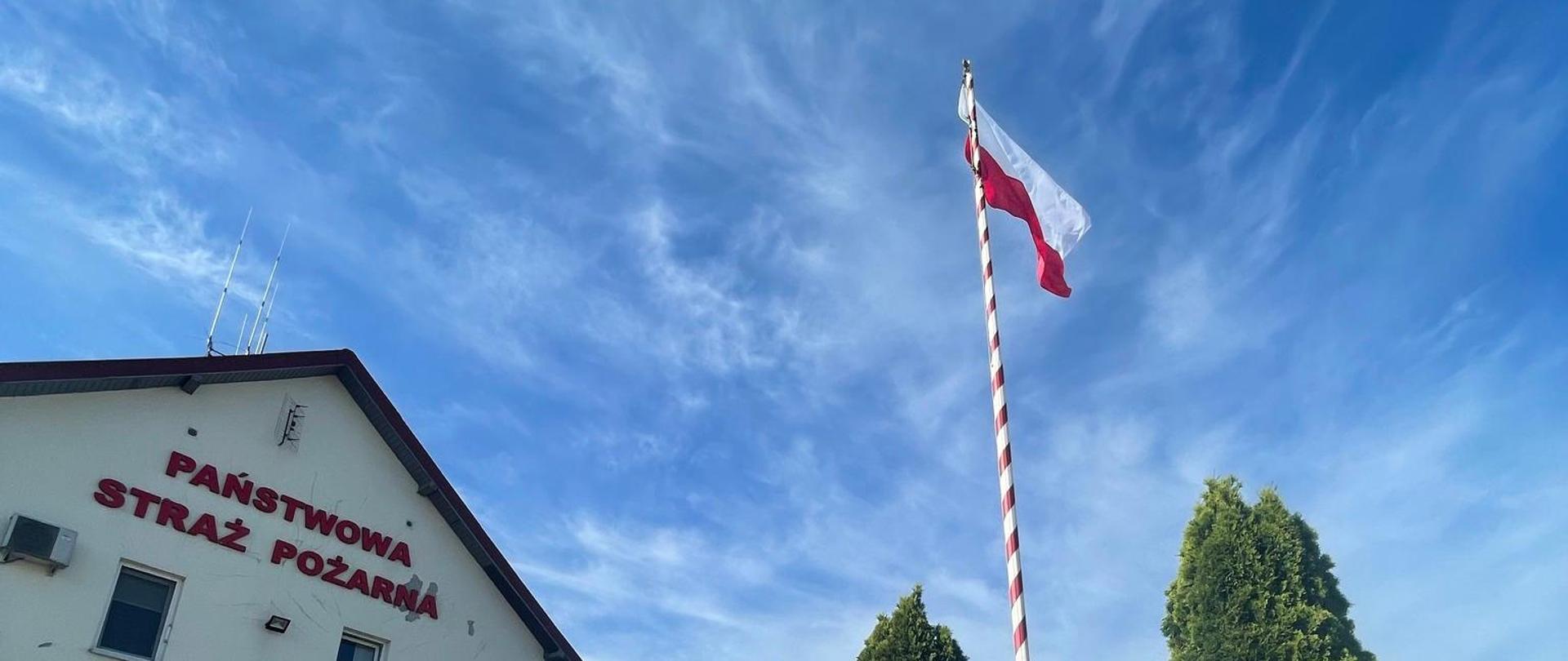 Zdjęcie przedstawia teren Komendy Powiatowej Państwowej Straży Pożarnej, ma którym dokonano uroczystego podniesienia Flagi Państwowej
