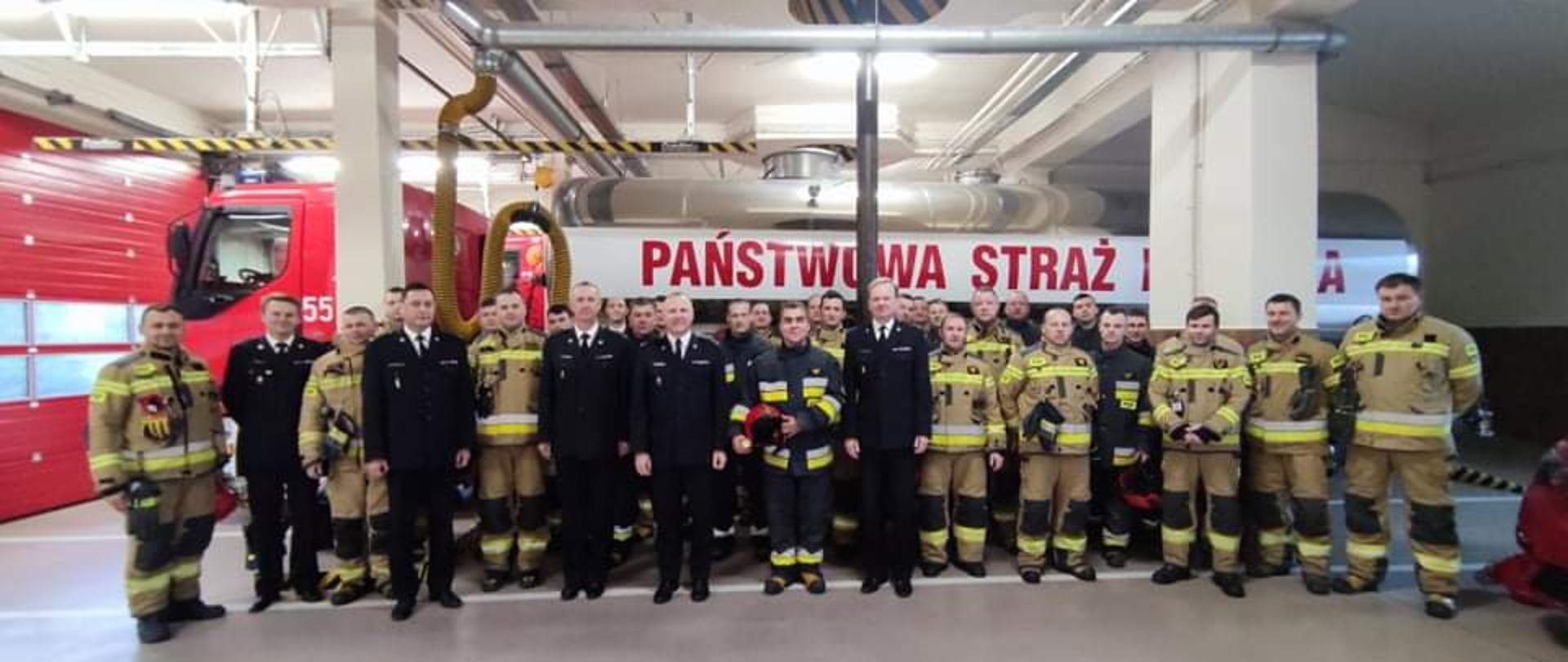 st. ogn. Piotr Dyl wraz z pracownikami komendy powiatowej PSP w Stalowej Woli