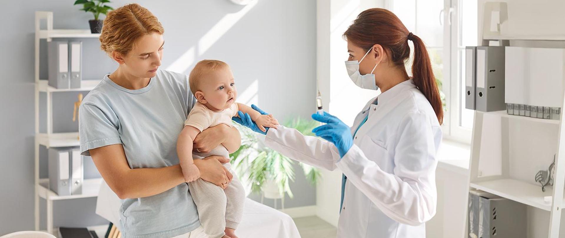 kobieta z dzieckiem, lekarka trzyma skrzywkawkę