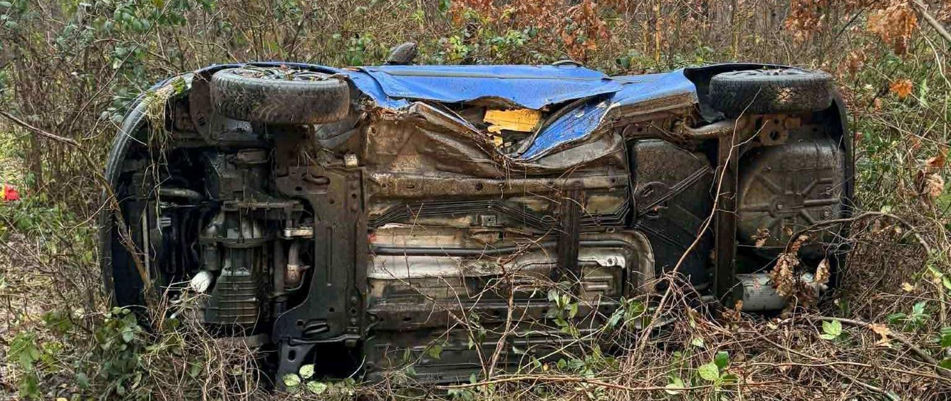 Uszkodzony samochód w rowie