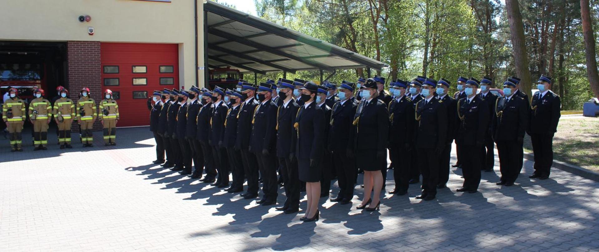 Zdjęcie przedstawia uczestników Wojewódzkich Obchodów Dnia Strażaka w Olsztynie w sformowanych pododdzialach