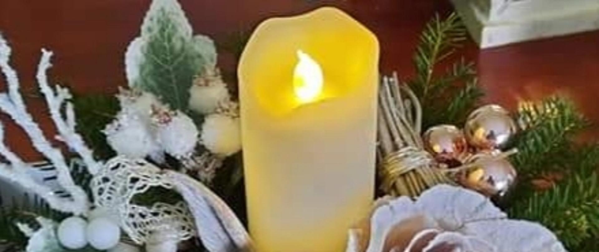 Na zdjęciu znajduje się świąteczny stroik 