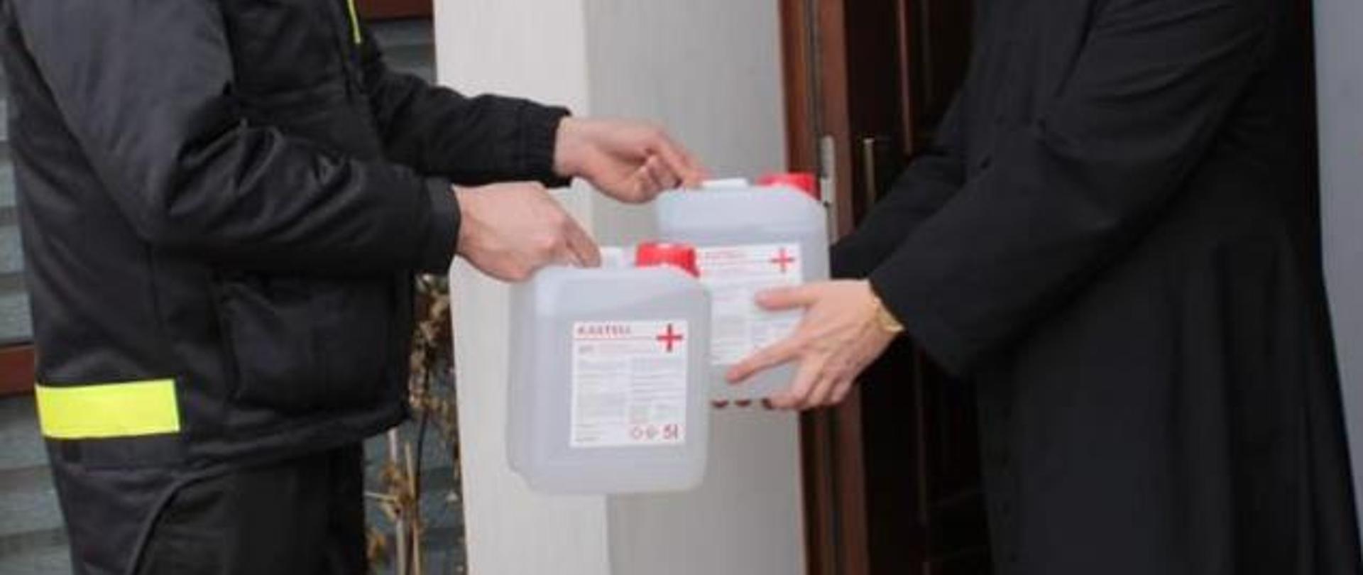 Dystrybucja płynów dezynfekcyjnych na terenie powiatu grajewskiego.(Zdjęcie ma charakter poglądowy)