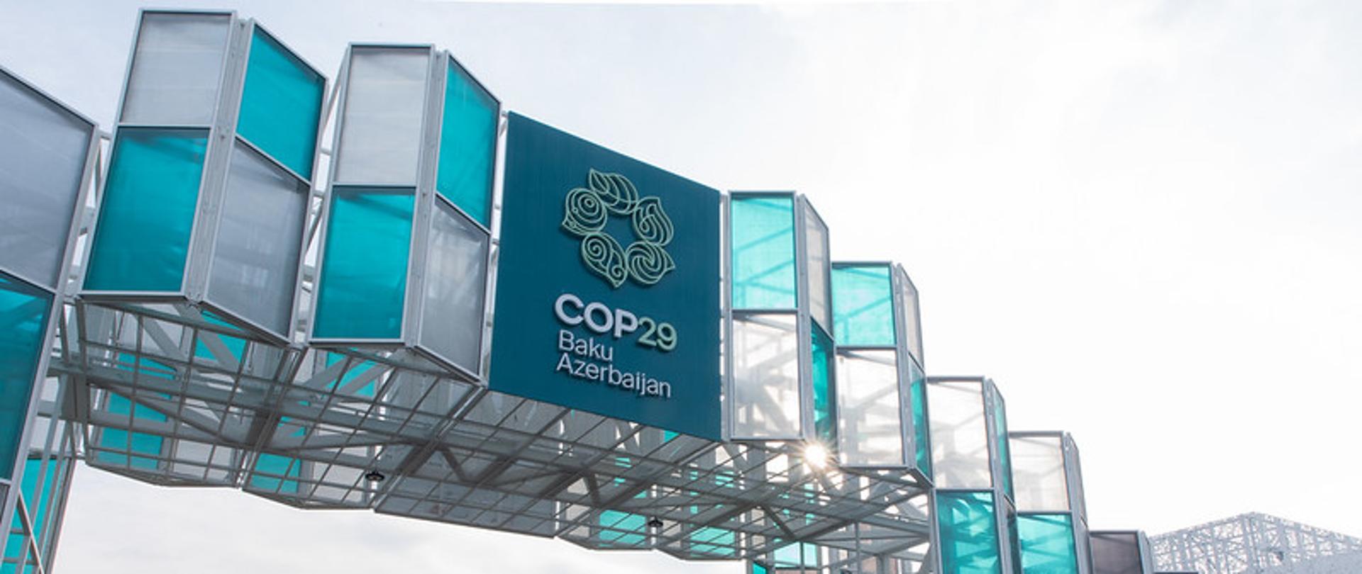 Brama wejściowa na teren COP29 w Baku. Widoczny logotyp tegorocznego szczytu.