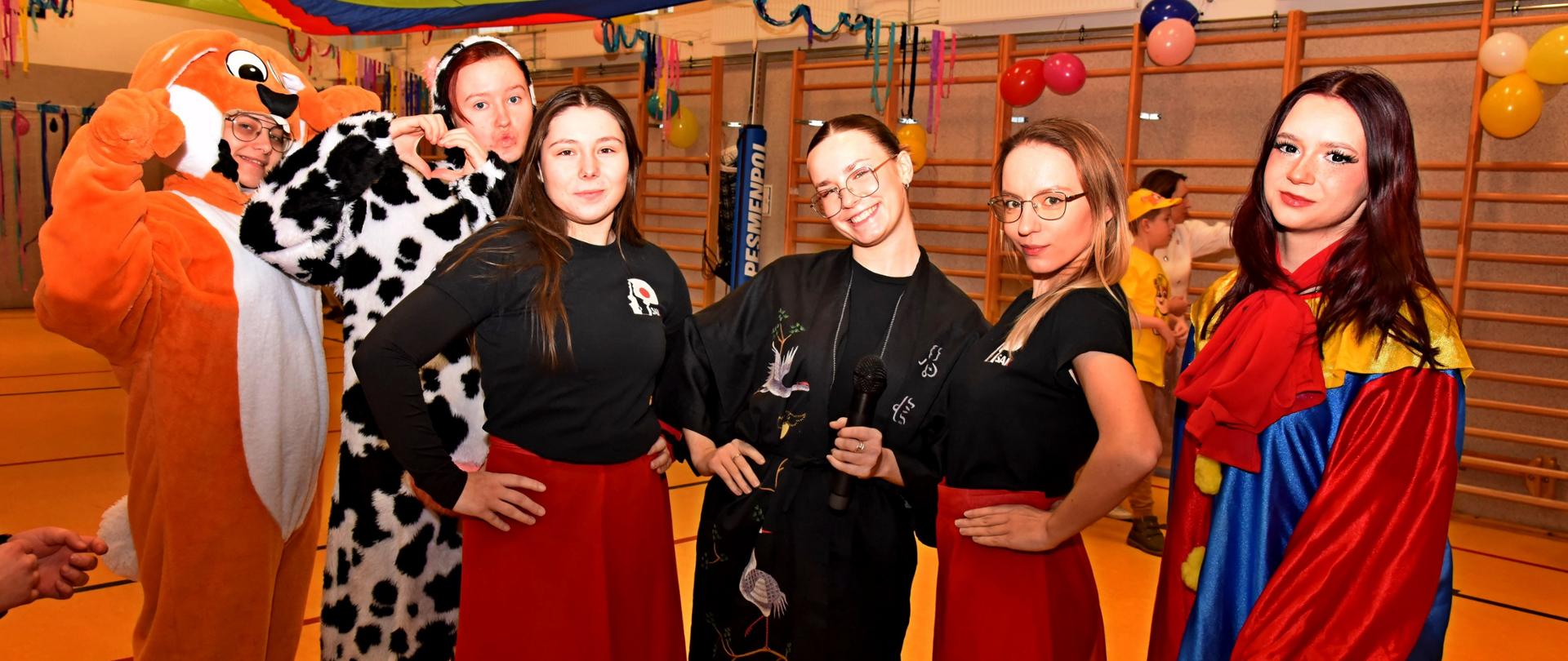 Zdjęcie przedstawia słuchaczki Studium podczas Balu karnawałowego, które pozują w przebraniach. 