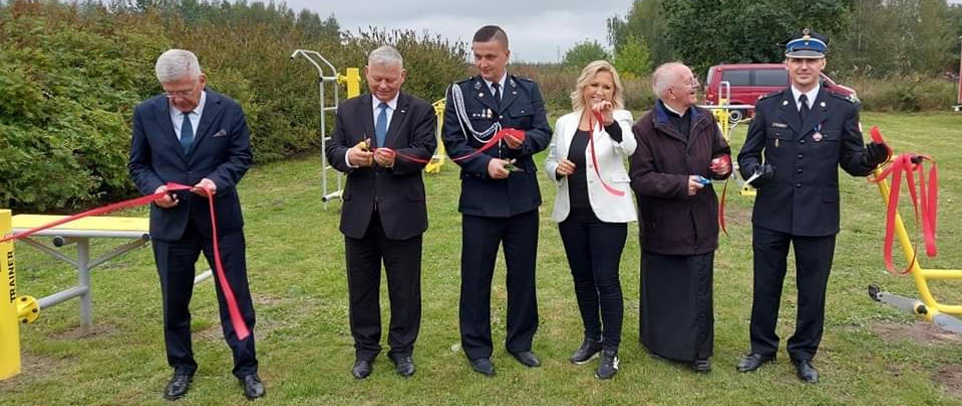 Przekazanie sprzętu i odzieży w Zbroszy Dużej
