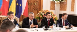 Minister infrastruktury A. Adamczyk podczas konferencji