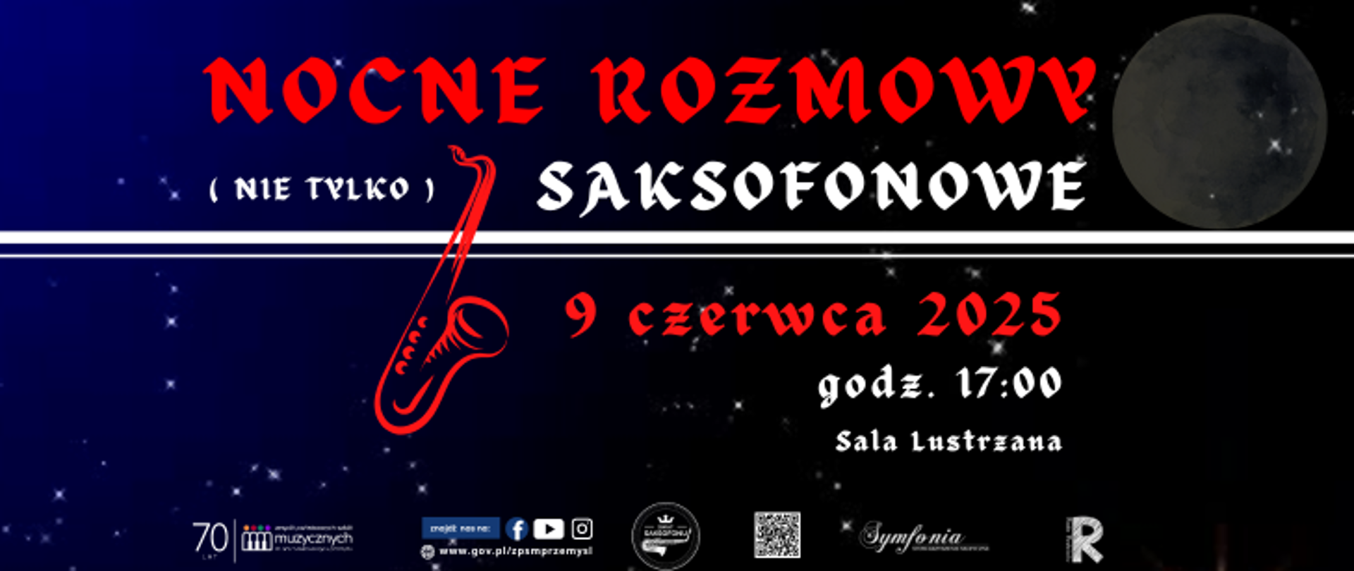 Plakat promuje wydarzenie zatytułowane „Nocne rozmowy (nie tylko) saksofonowe”, które odbędzie się 9 czerwca 2025 roku o godz. 17:00 w Sali Lustrzanej.
Tło plakatu utrzymane jest w odcieniach granatu i czerni, co nadaje mu nocny, tajemniczy klimat. W tle widnieją rozrzucone gwiazdy oraz realistycznie przedstawiony księżyc w pełni, co podkreśla nocny charakter wydarzenia. Przez środek plakatu biegną trzy białe linie przypominające pięciolinię, co nawiązuje do tematyki muzycznej.
Centralnym elementem graficznym jest czerwony saksofon z napisem „Nocne rozmowy” wpisanym w jego kontur. Tekst na plakacie jest zapisany stylizowaną czcionką – tytuł „Nocne rozmowy” wyróżniono kolorem czerwonym, natomiast pozostałe napisy są w kolorze białym. Słowo „saksofonowe” zapisano dużymi literami i wyróżniono je, aby podkreślić główny motyw muzyczny.
Na dole plakatu znajdują się logotypy: m.in. logo „70 lat szkoły muzycznej, logo strony szkoły, logotypy mediów społecznościowych (Facebook, YouTube), logo Symfonia oraz Rady Rodziców.
Całość plakatu jest estetyczna i czytelna, a jego kompozycja i kolorystyka skutecznie przyciągają uwagę, zapowiadając wieczór pełen muzycznych wrażeń.
