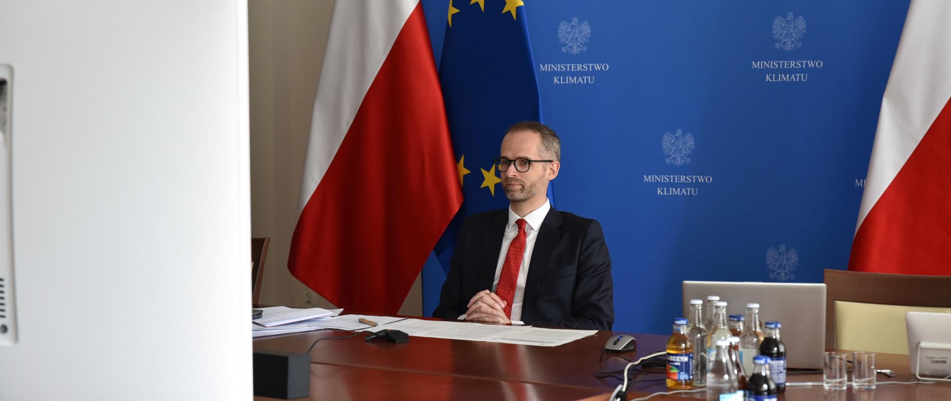 Wiceminister klimatu podczas wideokonferencji Ministrów ds. Energii