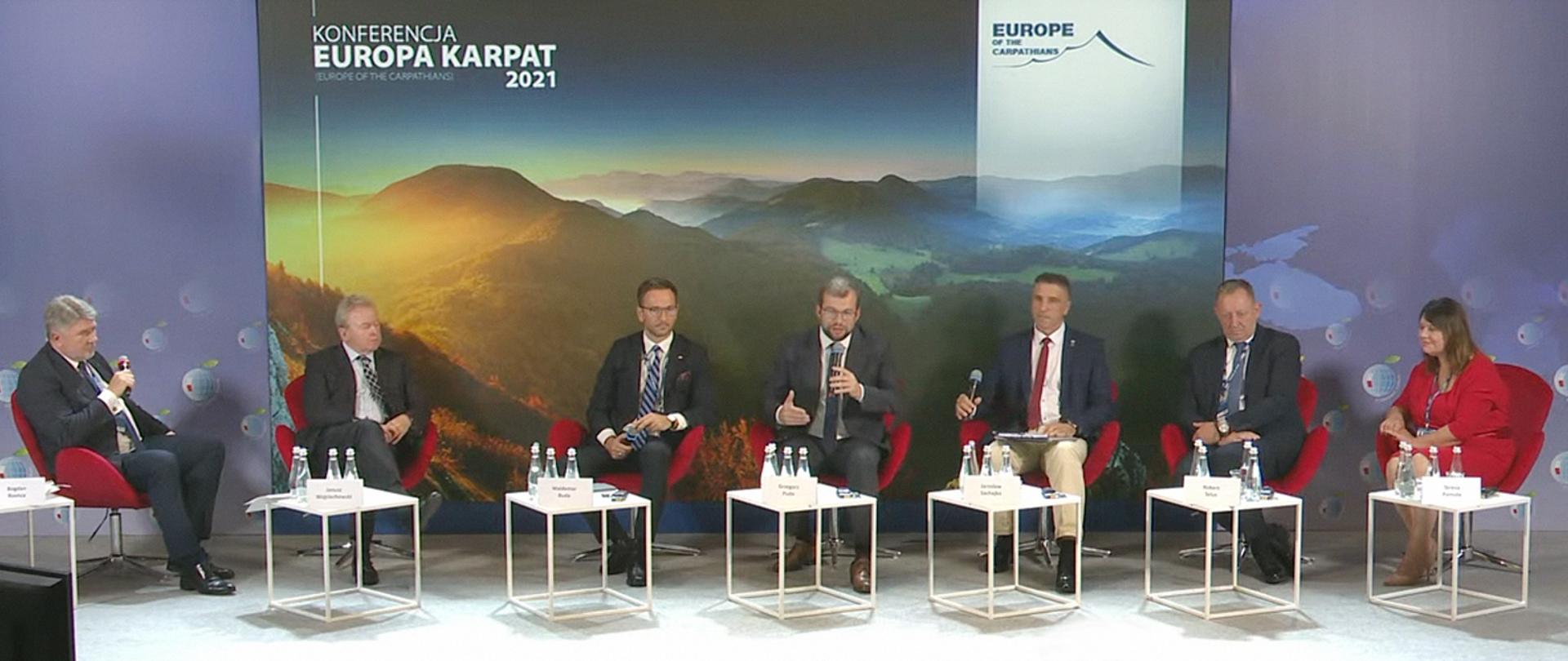 Minister Grzegorz Puda siedzący wśród uczestników panelu dyskusyjnego