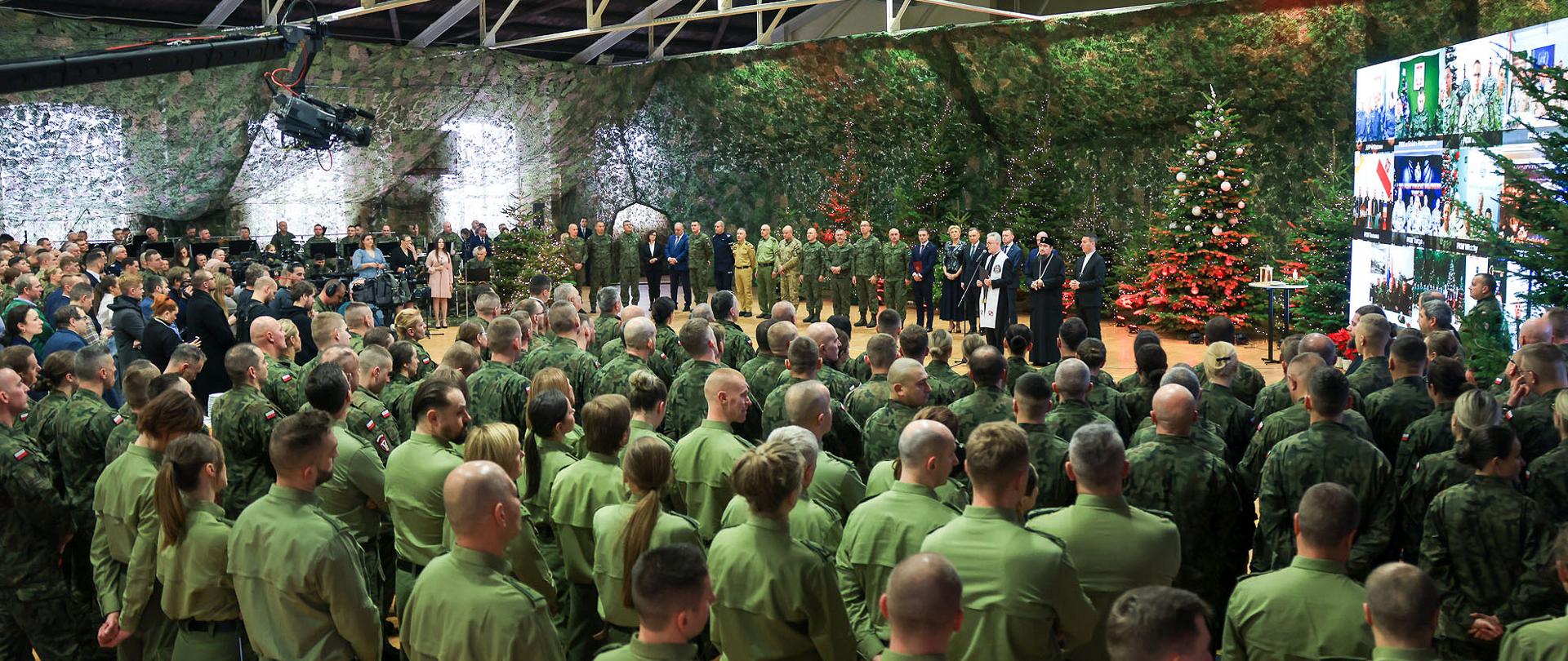 Zdjęcie sali na której stoją uczestnicy wigilii mundurowej 