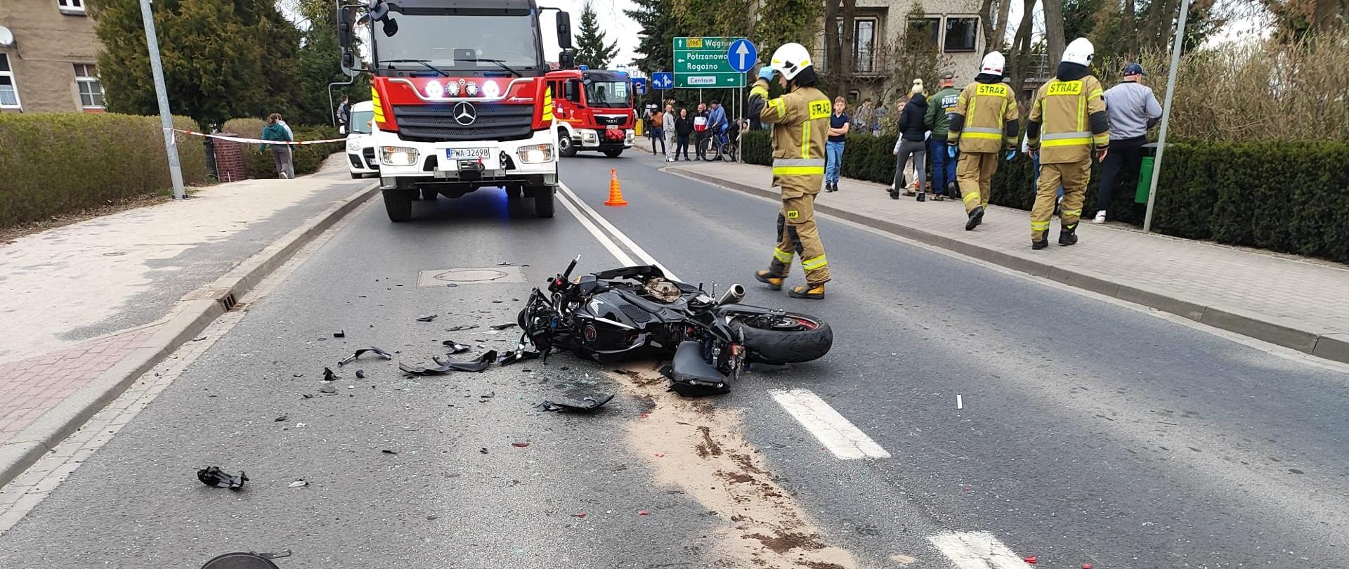 Na zdjęciu widać rozbity motocykl leżący na drodze 