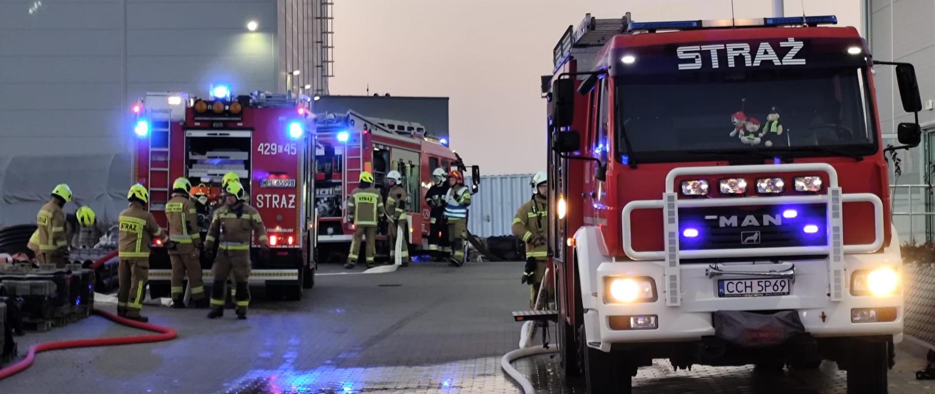 Ćwiczenia na terenie zakładu Medos w Chełmnie - na zdjęciu znajdują się strażacy podczas prowadzenia działań;