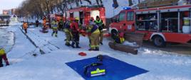 Strażacy w zimę przy rzece Nogat ćwiczą ratownictwo na lodzie