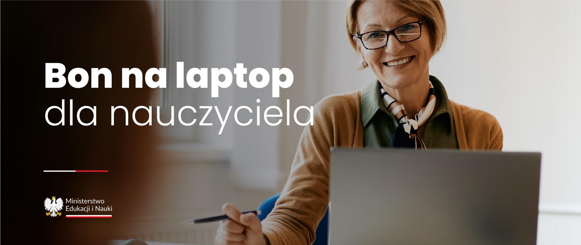 Uśmiechnięta nauczycielka siedzi przed otwartym laptopem, obok napis Bon na laptop dla nauczyciela.