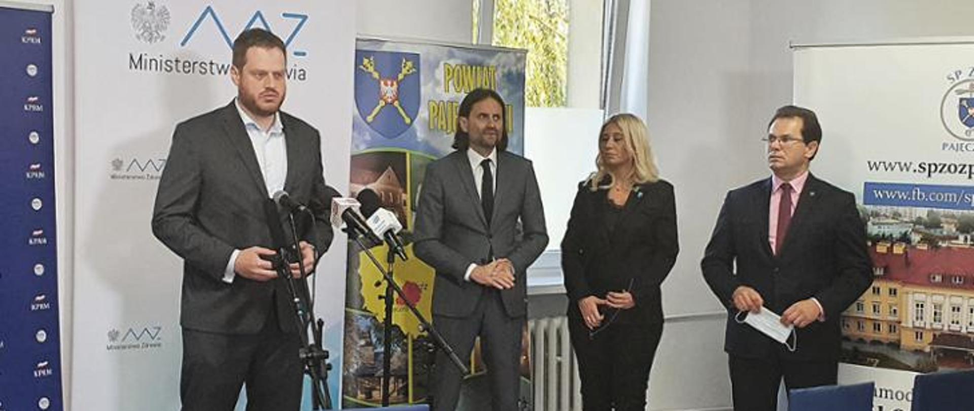 Zdjęcie Ministra Janusza Cieszyńskiego przemawiającego na Konferencji prasowej w Pajęcznie