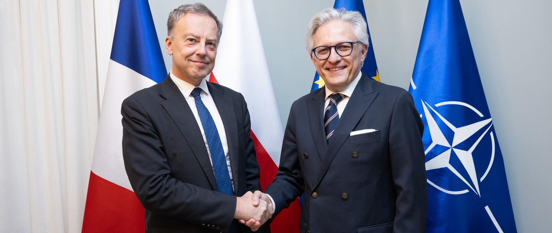 Uścisk dłoni Artura Harazima i Martina Briensa.