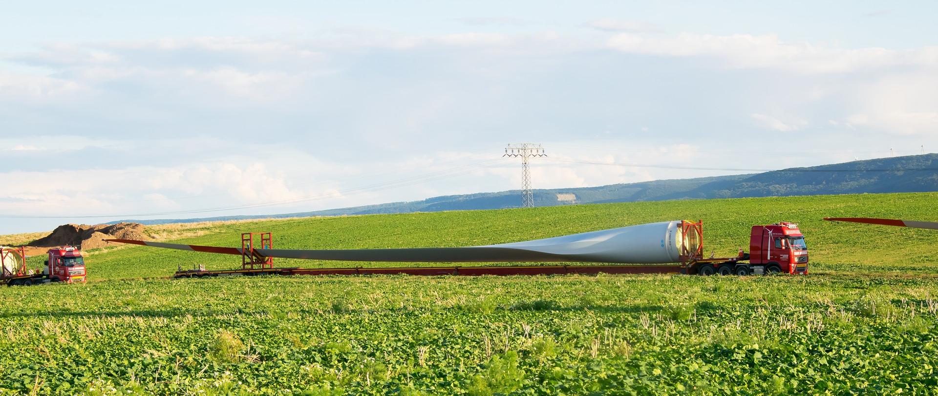 Na zdjęci widać farmę wiatrową, która jest budowana. 