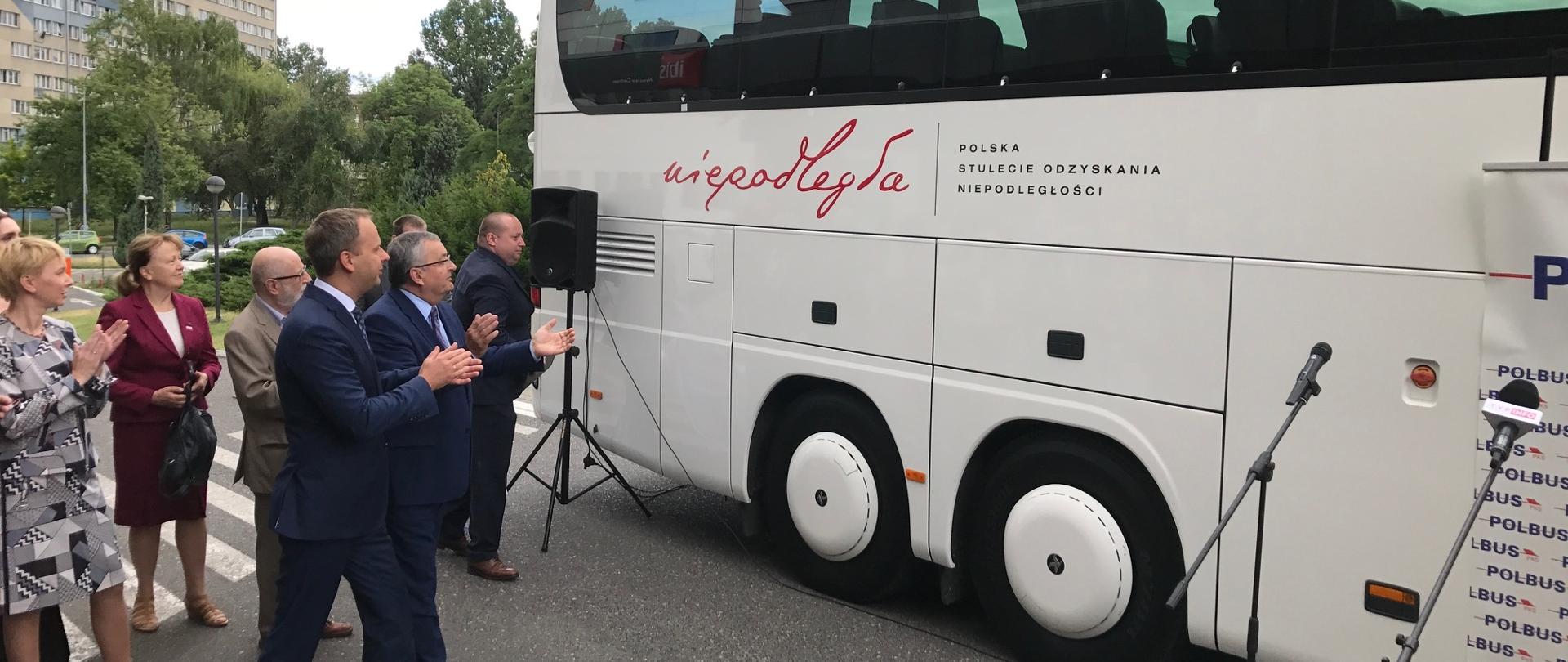Minister Adamczyk uczestniczy w odsłonięciu setnego autobusu POLBUS-PKS z logiem "Niepodległa"