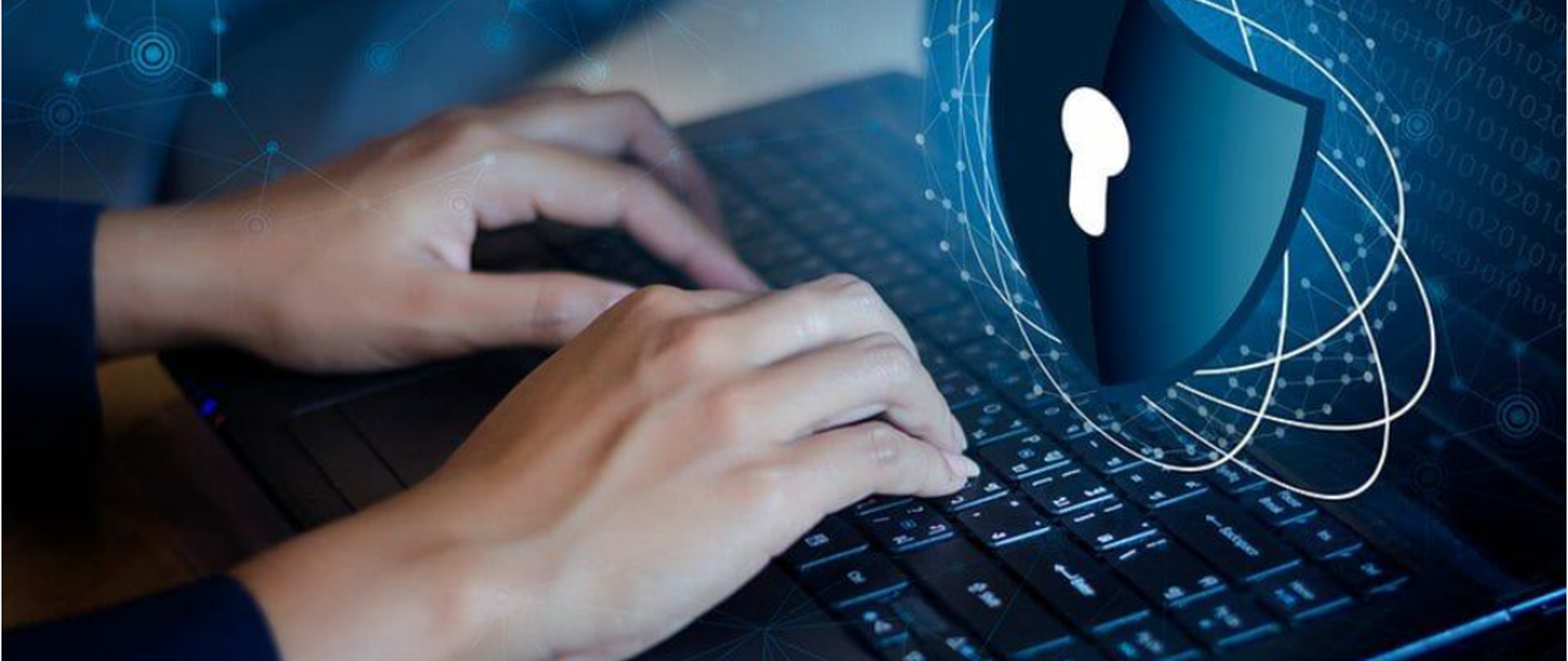 Zdjęcie dłoni na klawiaturze laptopa