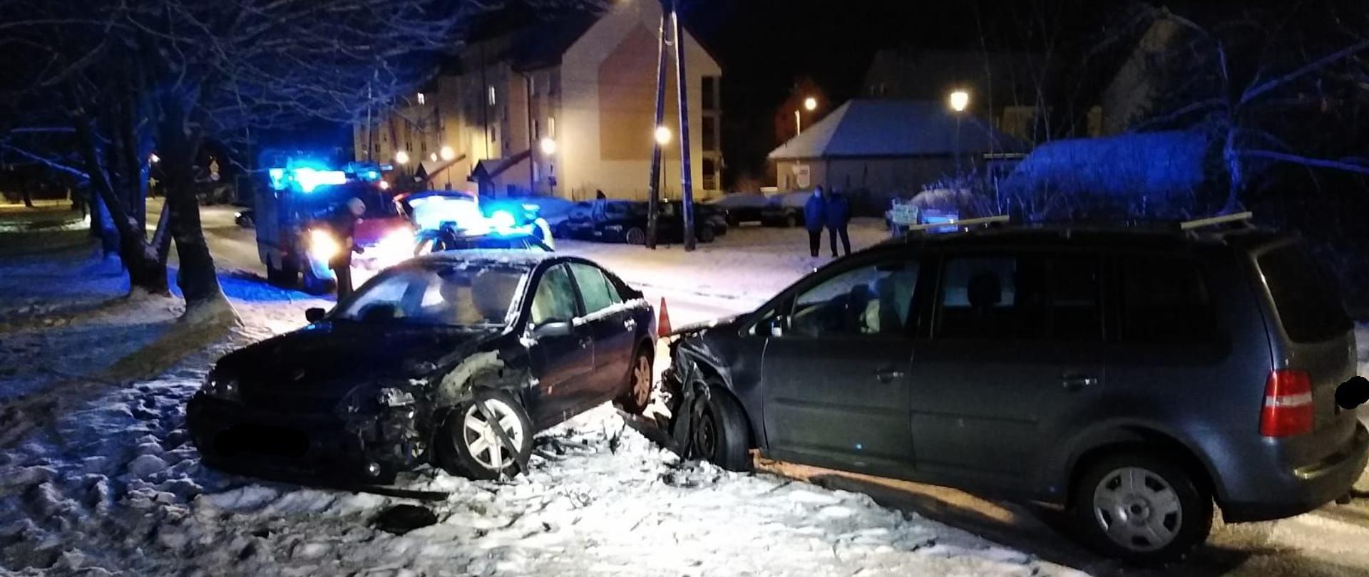 Fotografia przedstawia kolizję dwóch aut osobowych