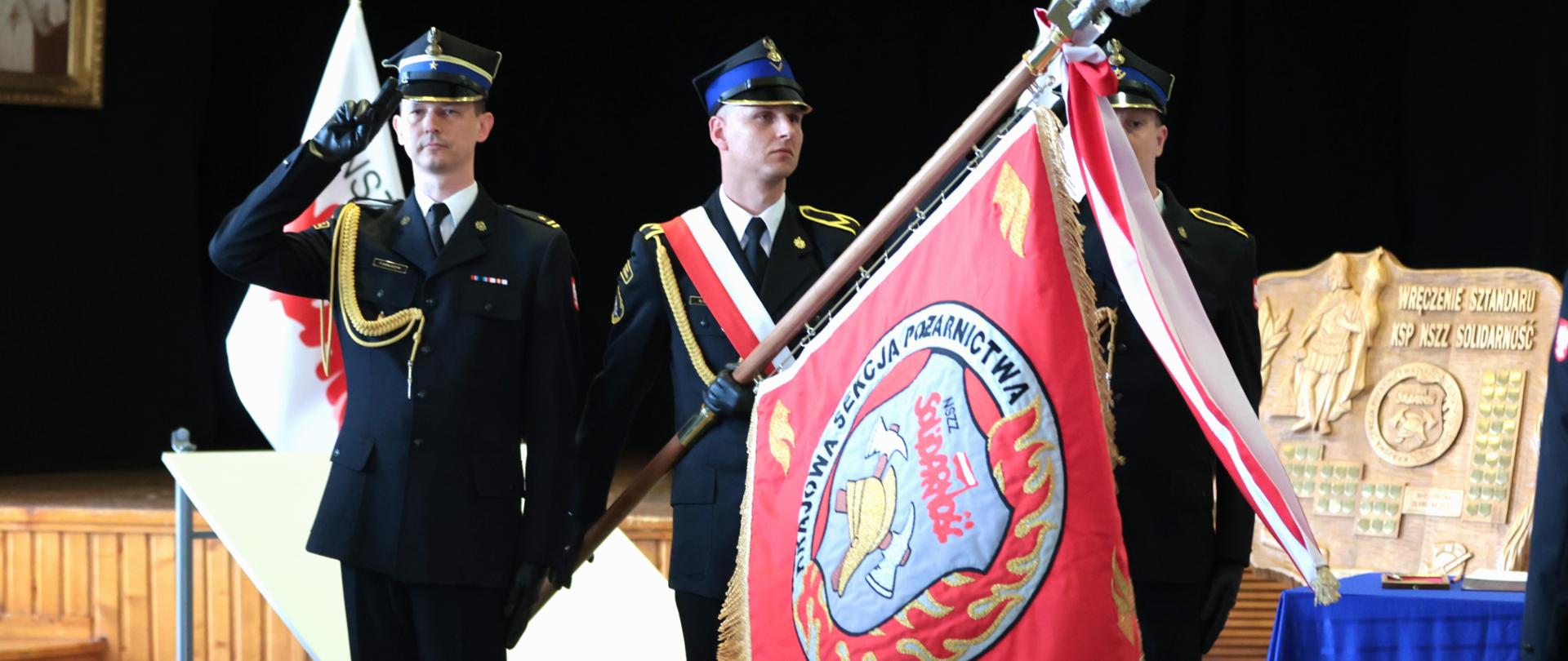 Poczet sztandarowy prezentujący sztandar KSP NSZZ Solidarność 