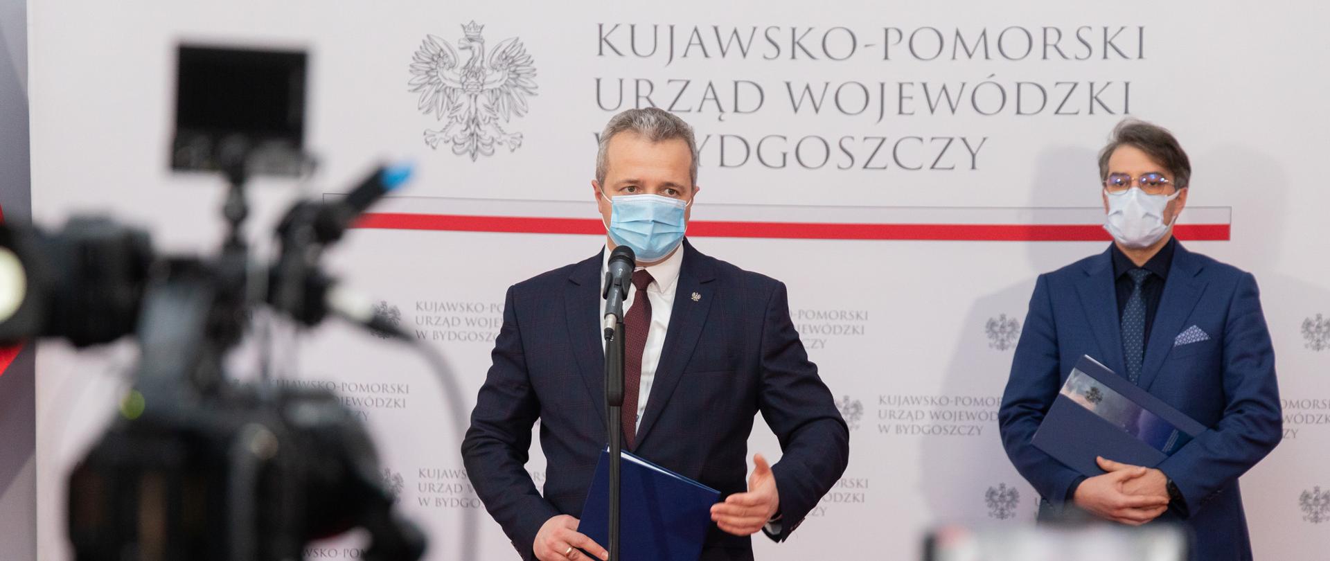 Wojewoda podczas briefingu prasowego poświęconego aktualnej sytuacji epidemicznej w regionie