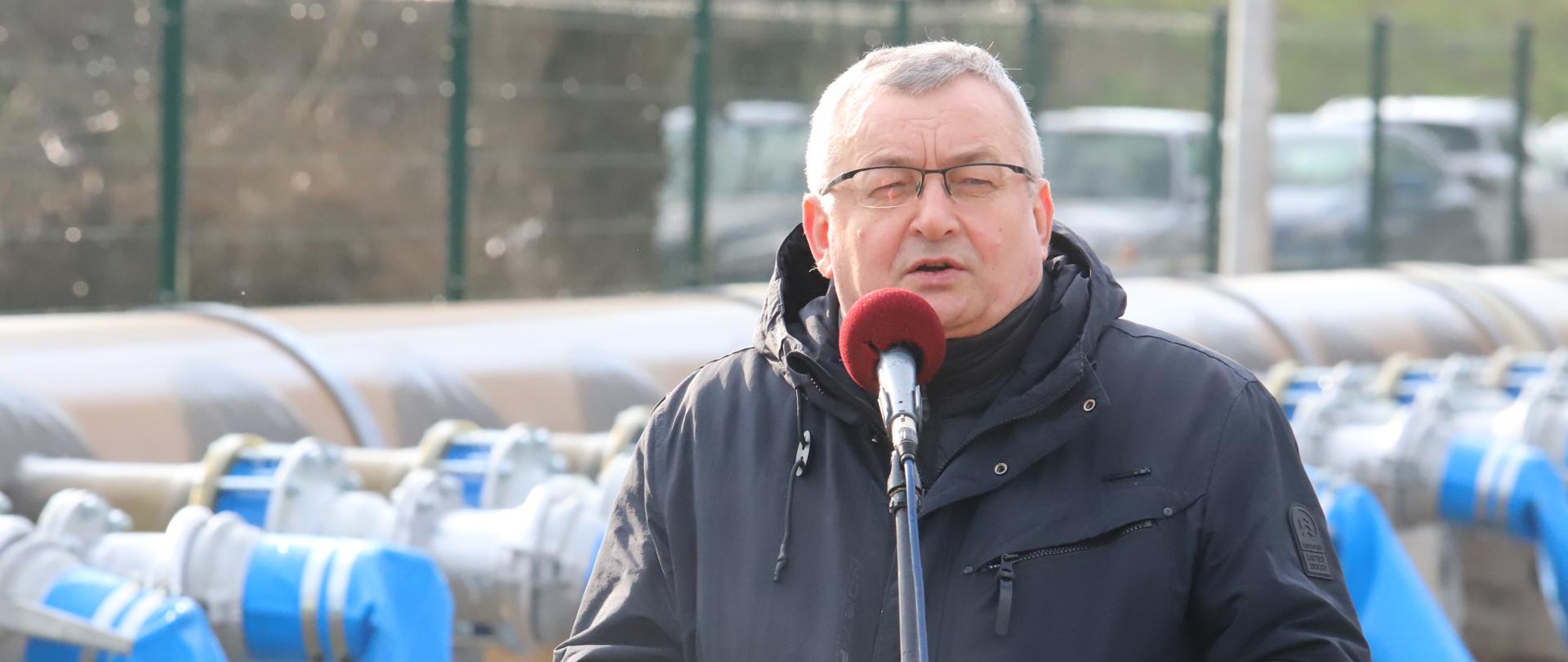 Minister Andrzej Adamczyk podczas konferencji prasowej