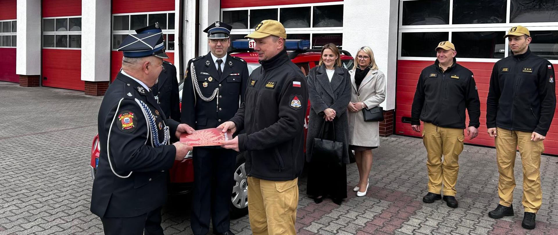 Wzmocnienie lokalnego bezpieczeństwa: Komenda Powiatowa PSP przekazała samochód operacyjny dla Ochotniczej Straży Pożarnej w Krotoszynie