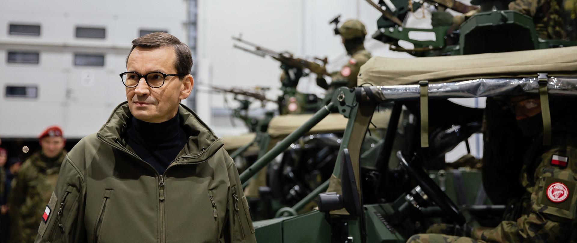 Mateusz Morawiecki podczas wizyty w 6. Brygadzie Powietrznodesantowej w Krakowie.