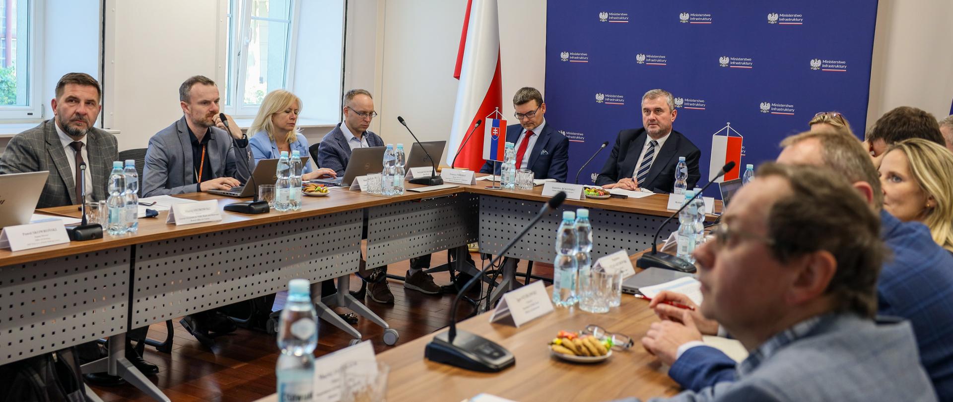 Rozwój przygranicznej infrastruktury transportowej - rozmowa wiceministra Stanisława Bukowca z wiceminister transportu Słowacji Denisą Žilákovą