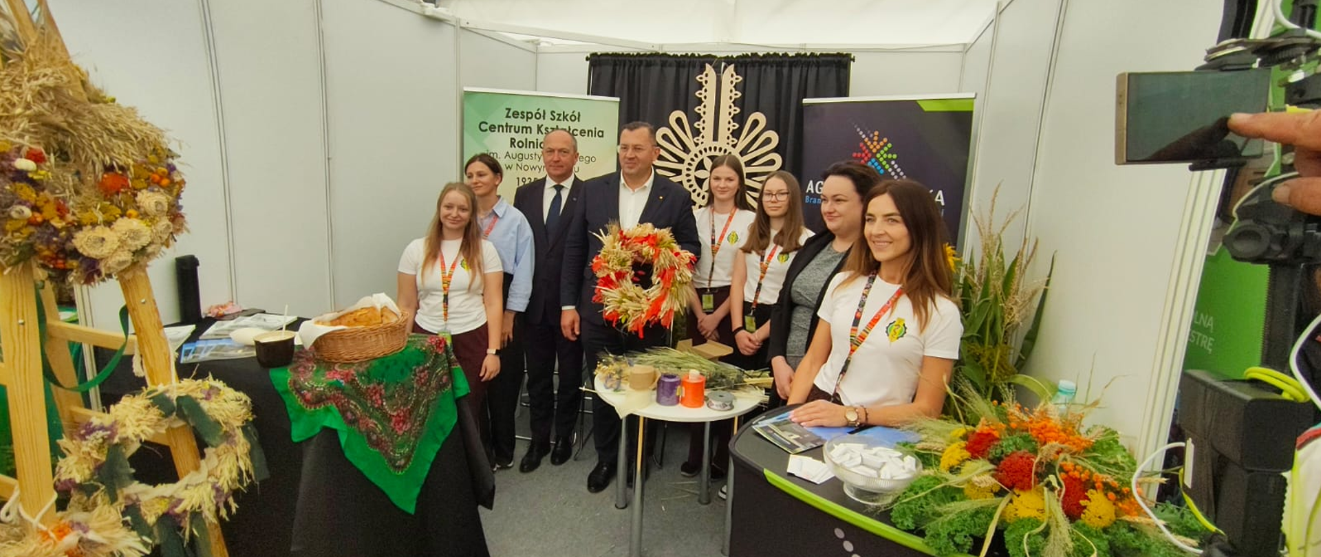 Zdjęcie uczniów i nauczycieli ZSCKR na dożynkach jasnogórskich