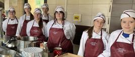 Uczniowie technikum żywienia i usług gastronomicznych w czasie zajęć praktycznych. Potoczek 27.01.2026