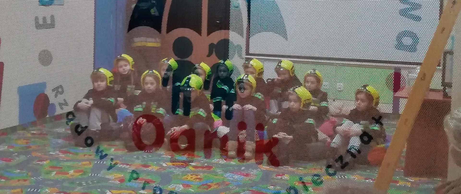 Zdjęcie przedstawia dzieci na sali OGNIK