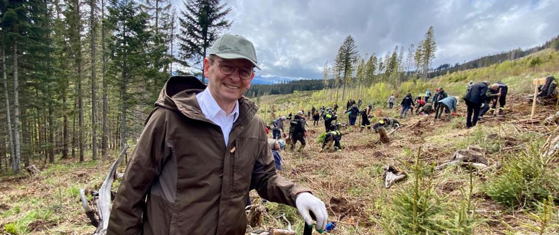 Sadzenie Lasu Pamięci Jana Pawła II w Nadleśnictwie Nowy Targ z udziałem wiceministra Edwarda Siarki