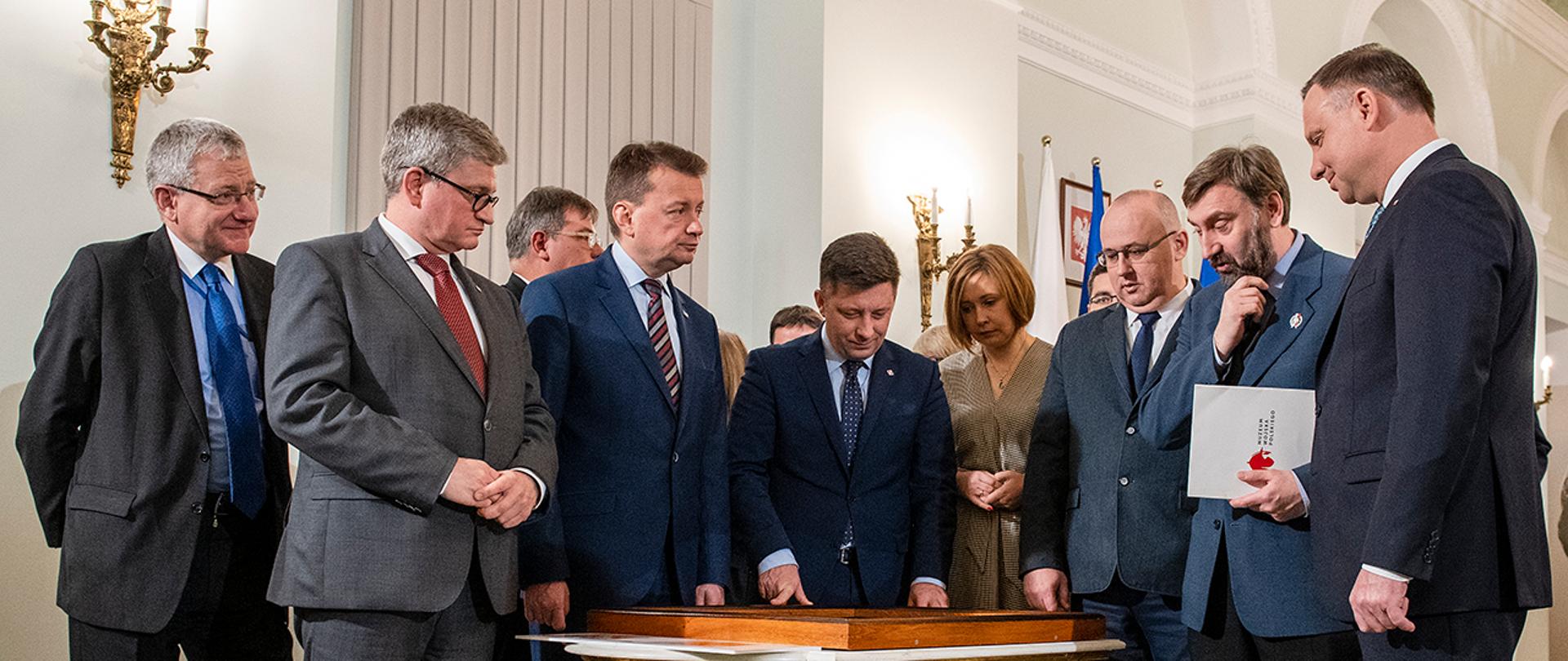 Prezydent i minister obrony narodowej oglądają sztandar 4 pułku ułanów