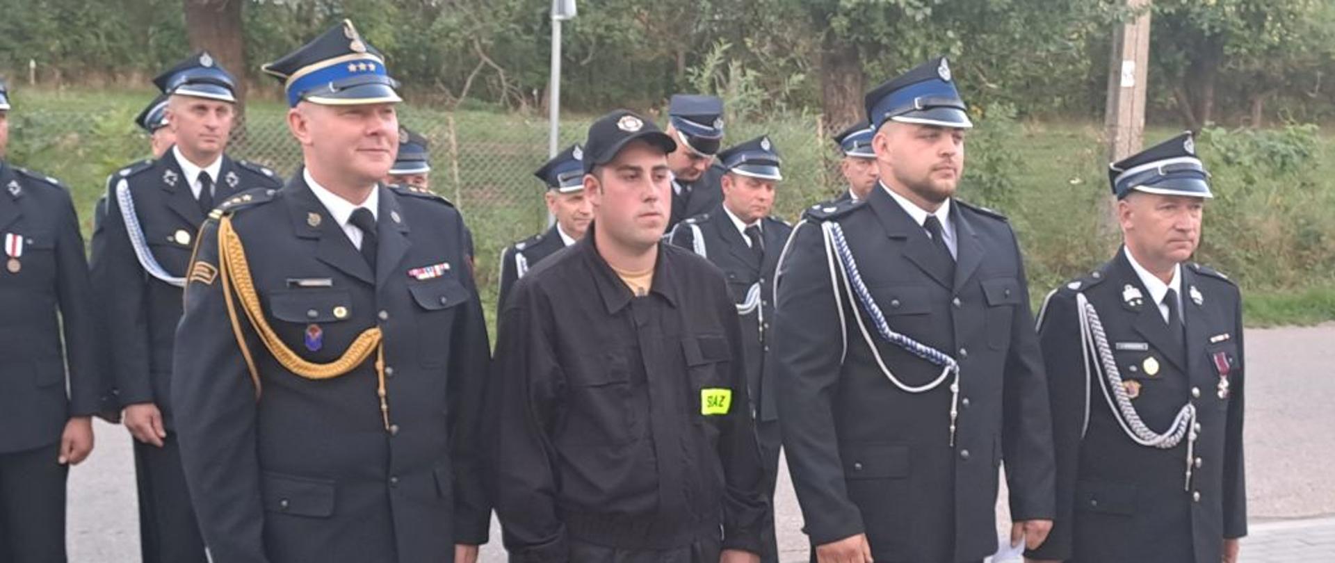 Na zdjęciu widać strażaków stojących w szeregu uczestniczących w obchodach 95-lecia OSP Wykowo