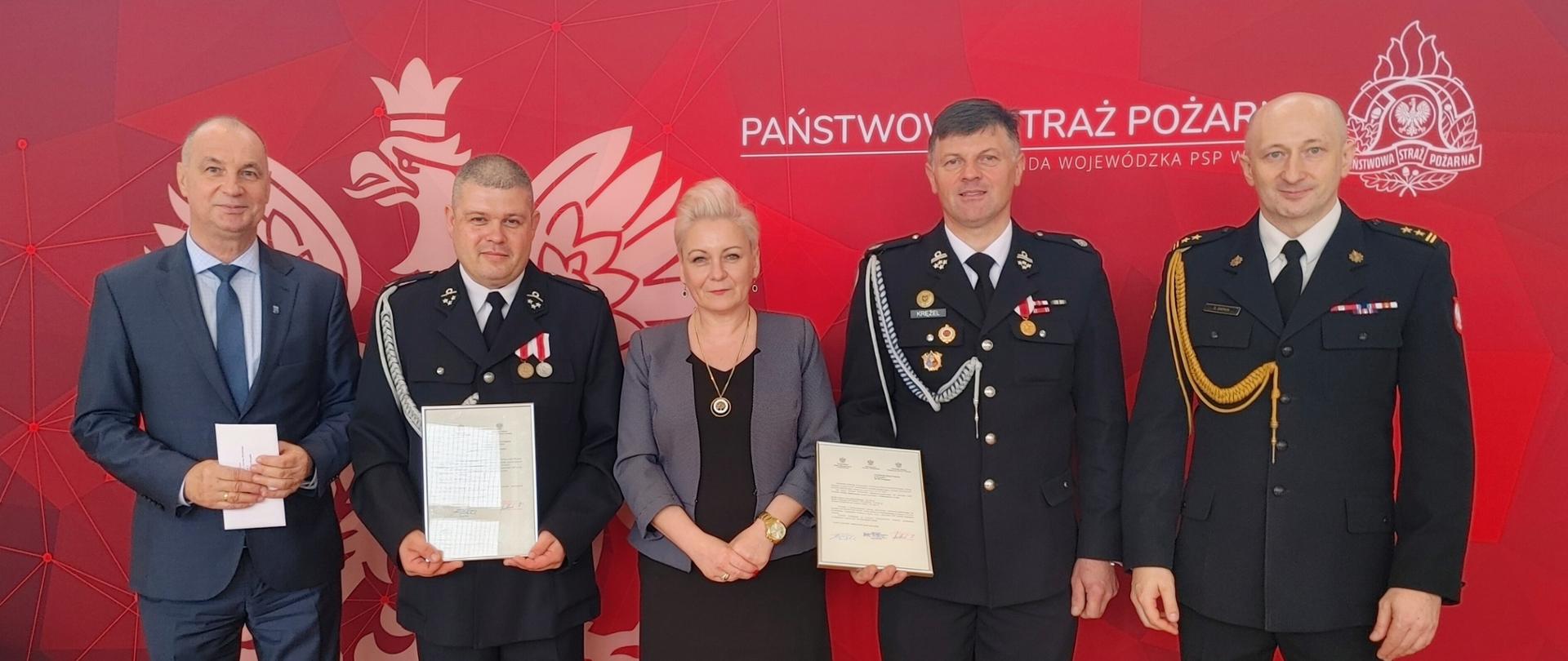 OSP Lewin Brzeski oraz OSP Przylesie otrzymają nowe samochody ratowniczo-gaśnicze - zdjęcie przedstawia - zdjęcie przedstawia przedstawicieli władz Gminy Lewin Brzeski oraz Olszanka oraz Komendanta Powiatowego PSP w Brzegu z promesami na zakup samochodów