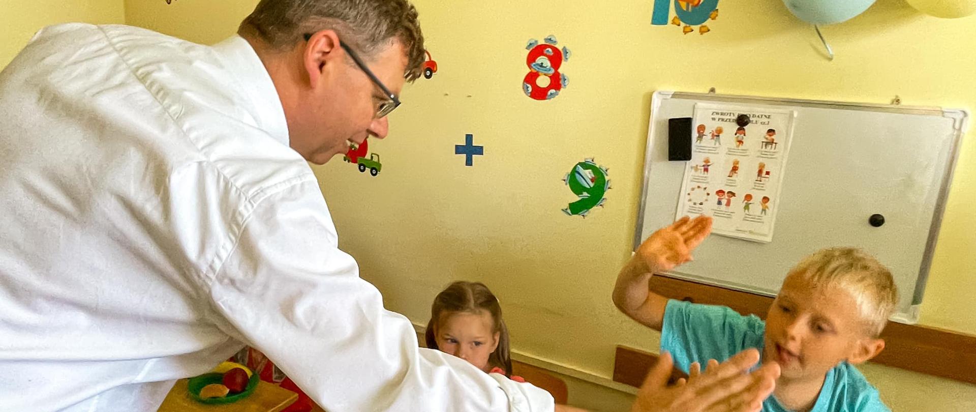 Wojewoda odwiedził największe miejsce zakwaterowania uchodźców w regionie