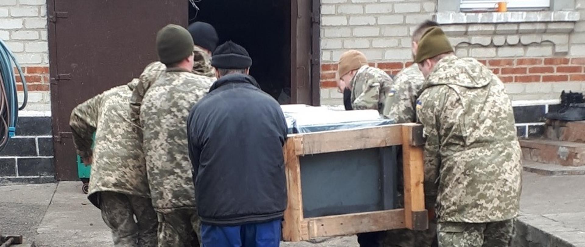 mężczyźni niosą ciężki ładunek 