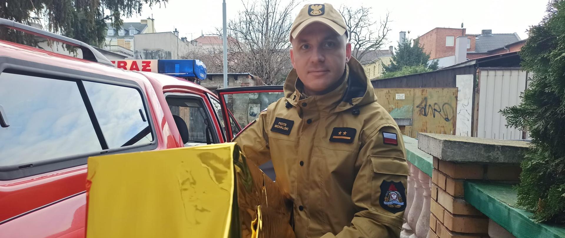 Przedstawiciele KP PSP Śrem przed budynkiem PCPR w Śremie