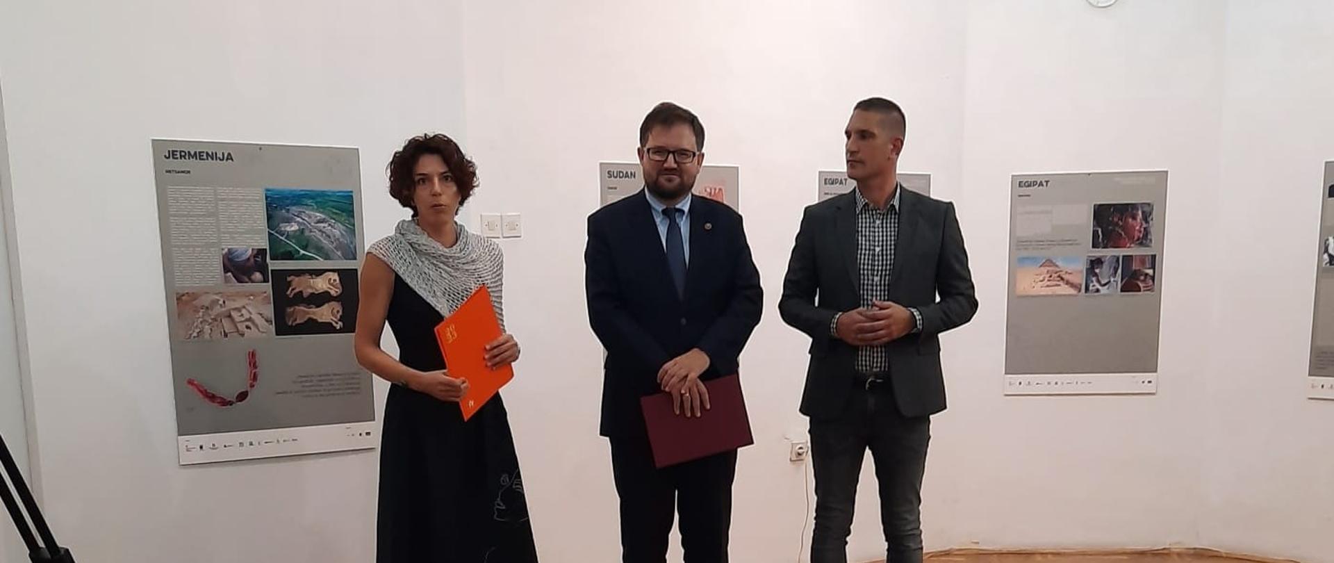 
W Muzeum Narodowym w Kikindzie odbyło się uroczyste otwarcie wystawy „Against the Sands of Time. Documentation and reconstruction of World Heritage – the Polish experience” przygotowanej przez Ambasadę RP w Belgradzie we współpracy z lokalnymi partnerami
