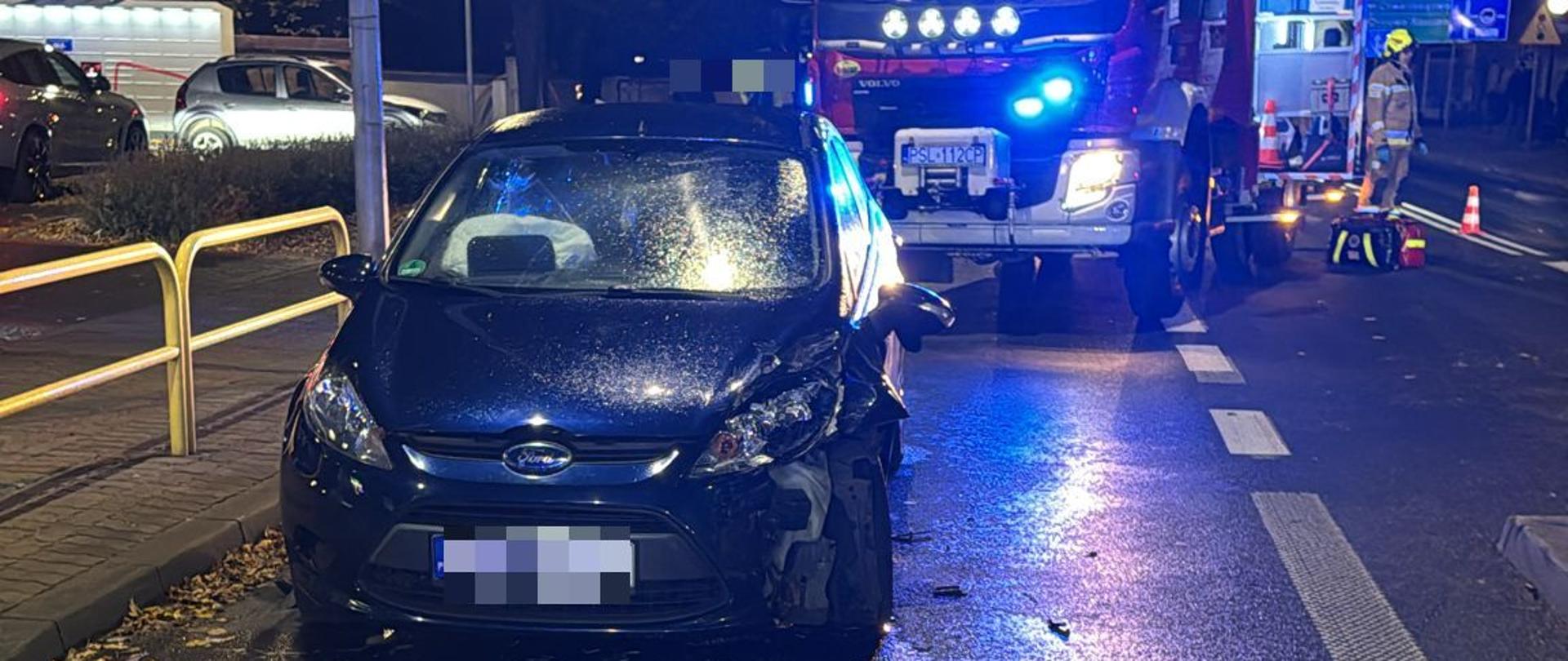 Uszkodzony samochód na drodze