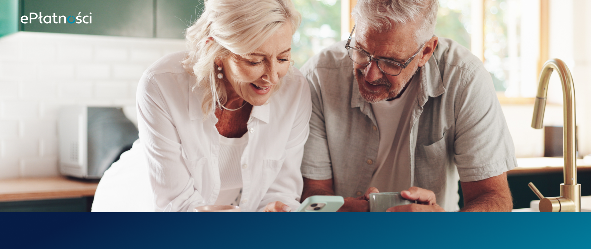 Ludzie stoją w kuchni i patrzą w telefon