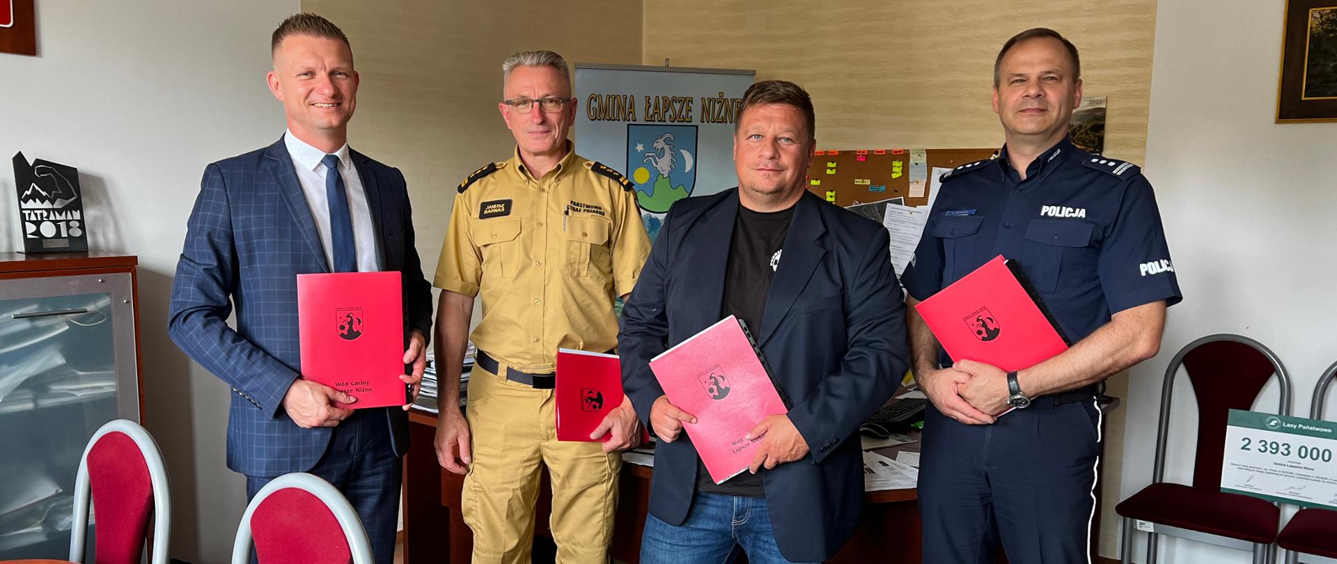 Podpisanie analizy zagrożeń dla osób przebywających na obszarach wodnych Gminy Łapsze Niżne, komendant psp, komendant policji wójt gminy